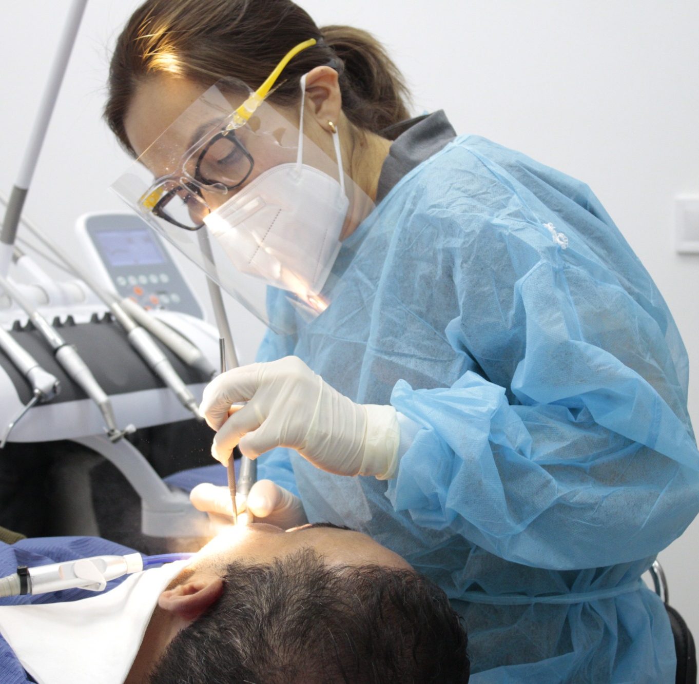 Revisión dental a paciente tossal dental