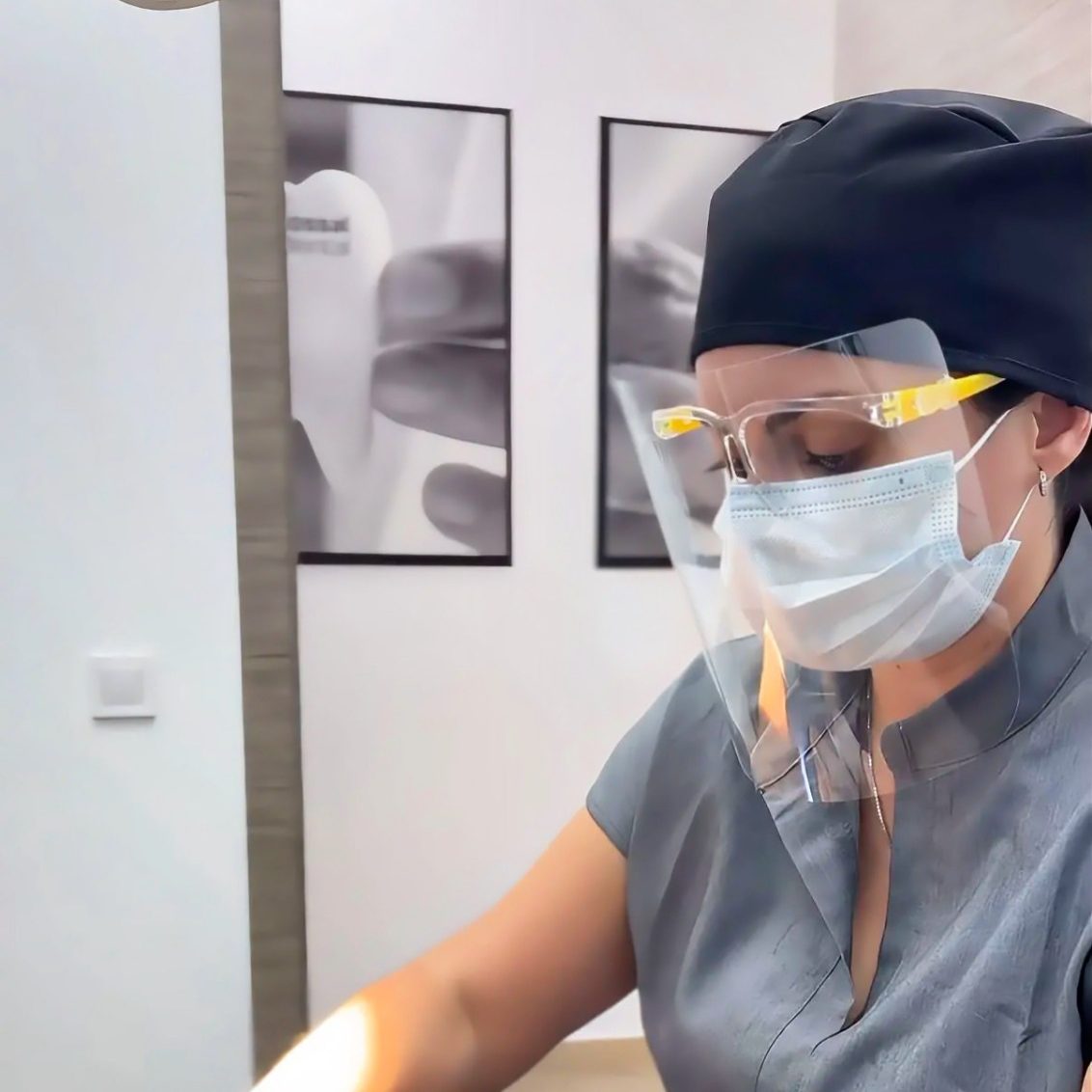 Dentista atendiendo a una paciente en consultorio con un diseño moderno.