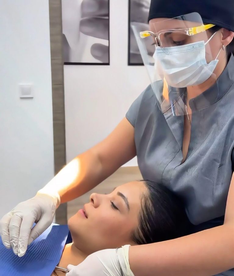 Dentista atendiendo a un paciente en un consultorio dental.