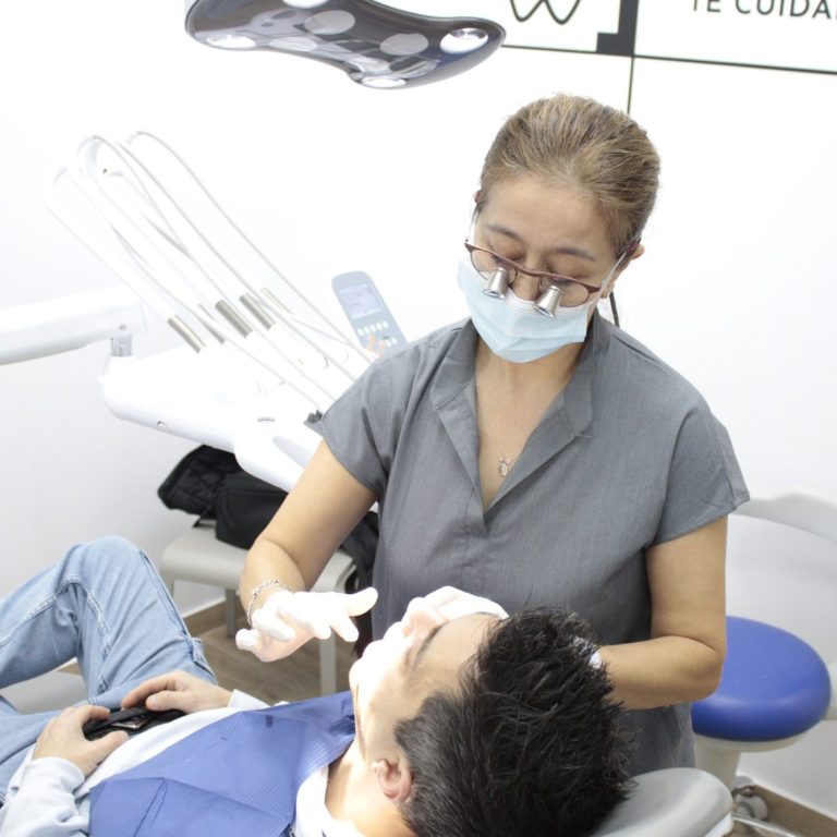 Modelo de implante dental con dos coronas sobre un tornillo en encía.