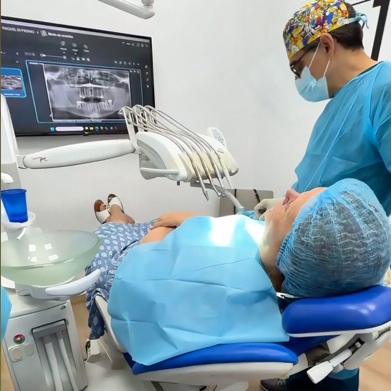 Modelo de implante dental con dos coronas sobre un tornillo en encía.