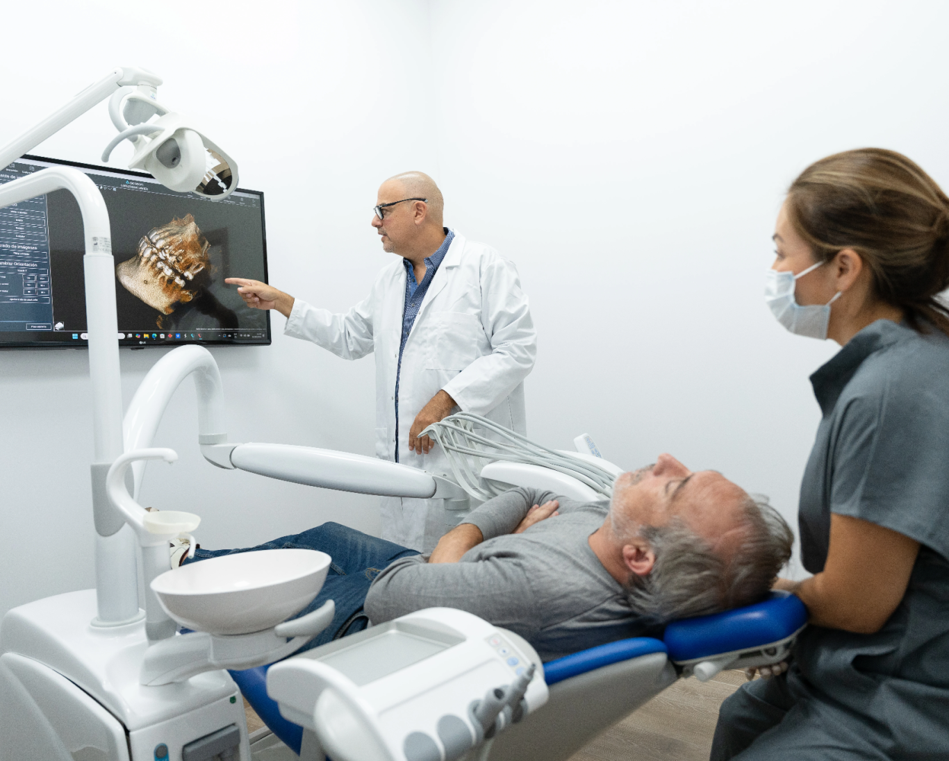 Odontólogos y pacientes tossal dental valencia torrefiel