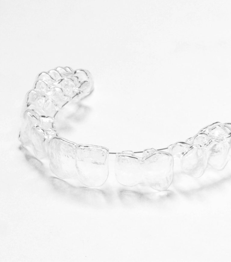 Estuche blanco de Ortodoncia invisible Geniova